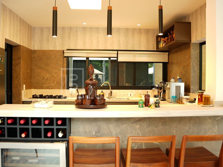 LB - SP804 Magnífica Casa con 6 Suites en el Condominio Cost