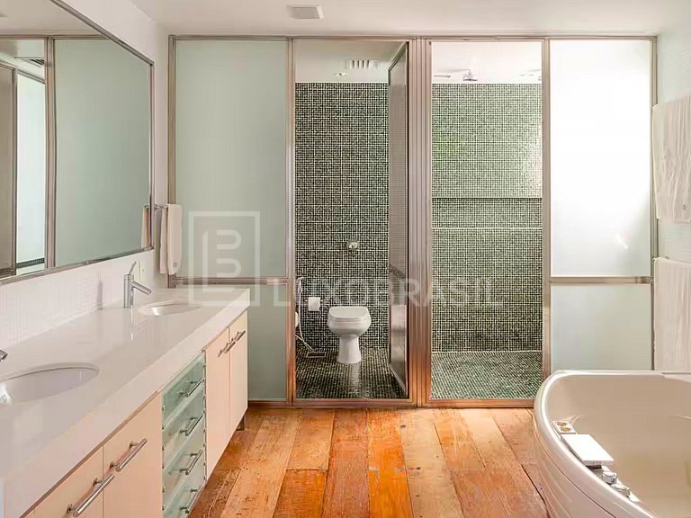 LB - RJ129 Luxurious 6-Bedroom Triplex Penthouse in Leme, Oc