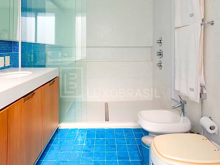 LB - RJ129 Luxurious 6-Bedroom Triplex Penthouse in Leme, Oc