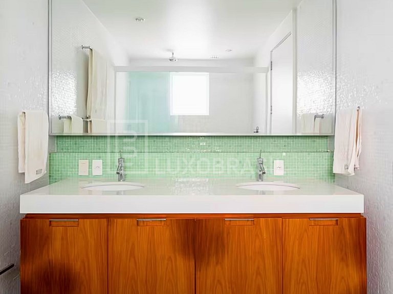 LB - RJ129 Luxurious 6-Bedroom Triplex Penthouse in Leme, Oc