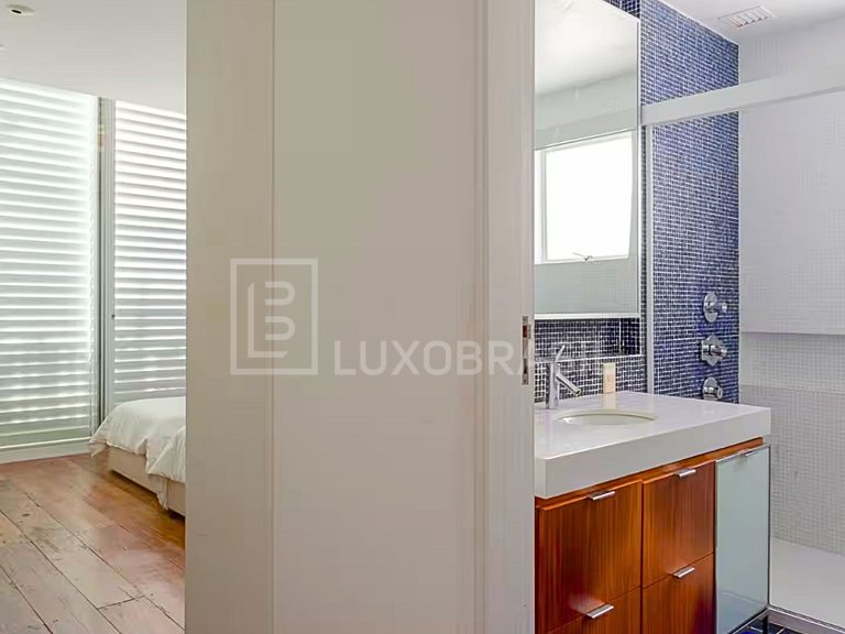 LB - RJ129 Luxurious 6-Bedroom Triplex Penthouse in Leme, Oc