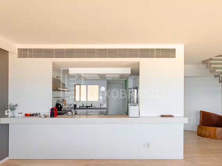 LB - RJ129 Luxurious 6-Bedroom Triplex Penthouse in Leme, Oc