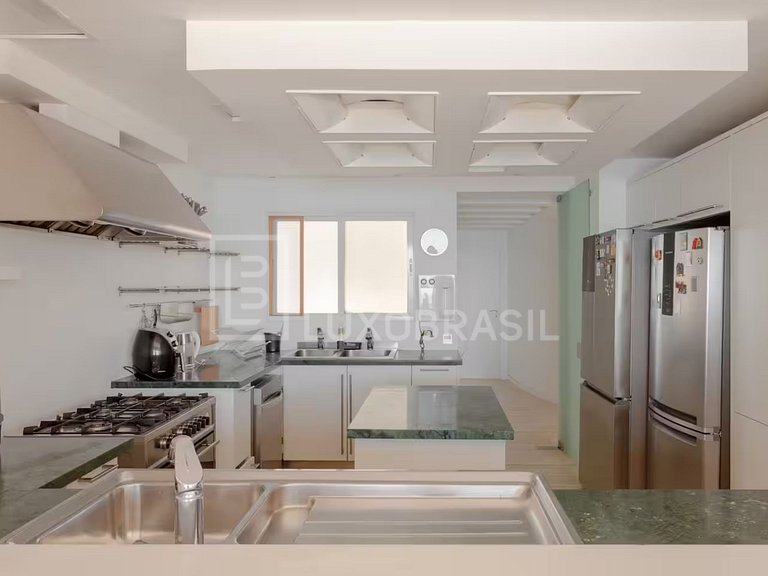 LB - RJ129 Luxurious 6-Bedroom Triplex Penthouse in Leme, Oc