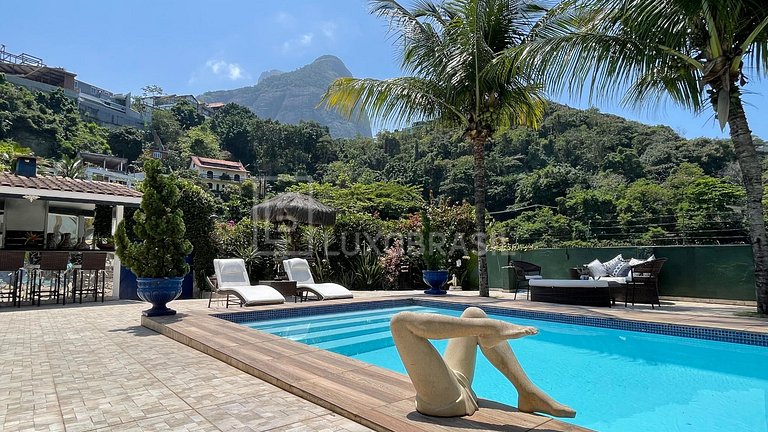 LB - RJ904 House with 3 Bedrooms for Sale, 473 m² for R$ 4,5