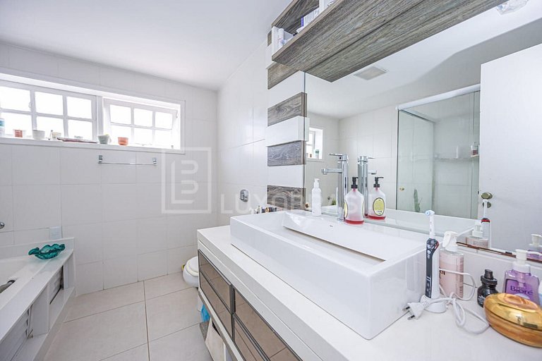 LB - RJ997 | Casa con 4 Suites en Venta en Greenwood Park –