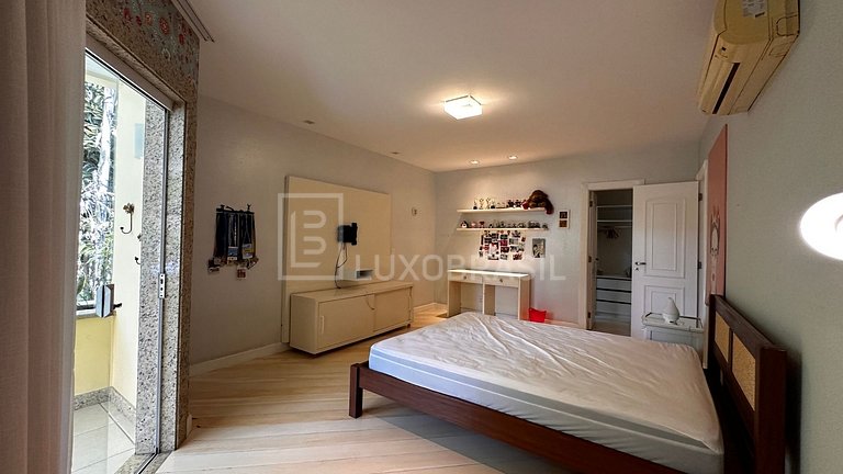 LB - RJ998 5-Bedroom House for Sale in the Exclusive Porto d