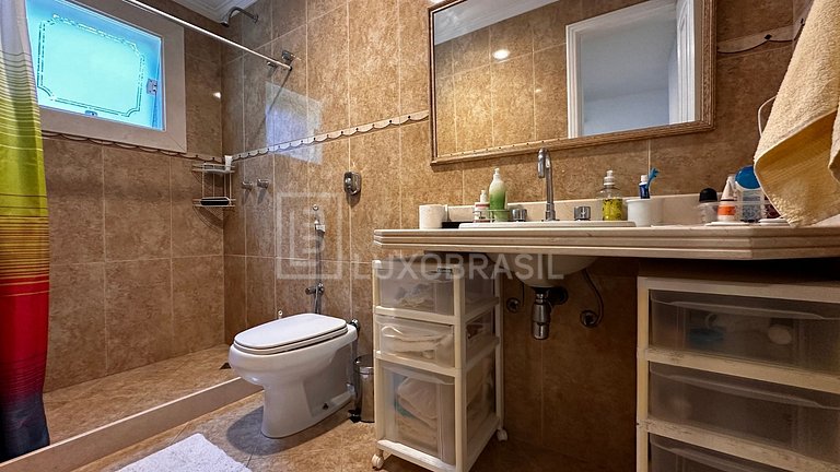 LB - RJ998 5-Bedroom House for Sale in the Exclusive Porto d