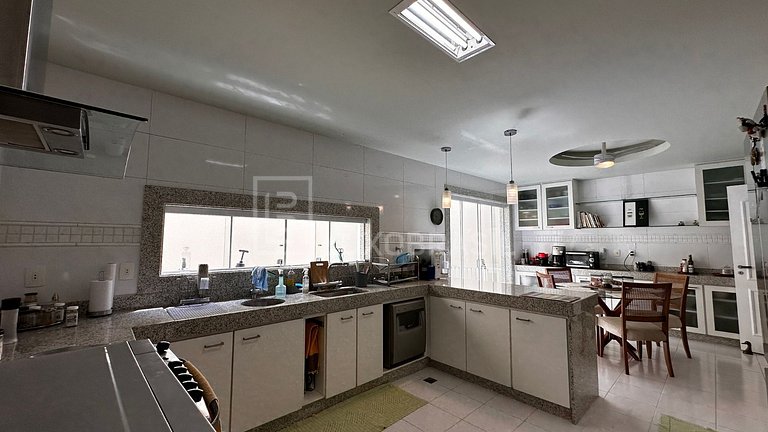 LB - RJ998 5-Bedroom House for Sale in the Exclusive Porto d