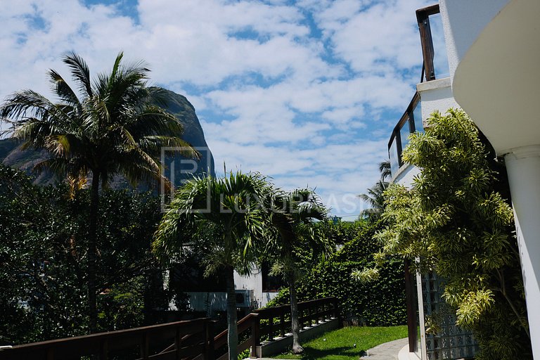 LUXOBRASIL #RJ80 – Modern House in Joá with Ocean View is th