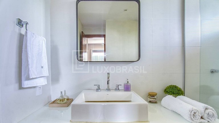 LB - CF03 Mansión con 6 Suites en el Condominio Moringa | Al