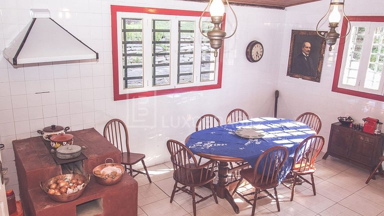 LB - SP807 | 10-Bedroom Estate on a 30,000 m² Property in Ba