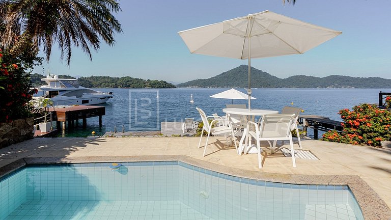 LB - AR38 Oceanfront Mansion in Vila Velha | Vacation Rental