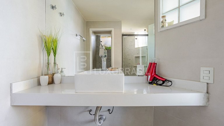 LB - AR38 Oceanfront Mansion in Vila Velha | Vacation Rental