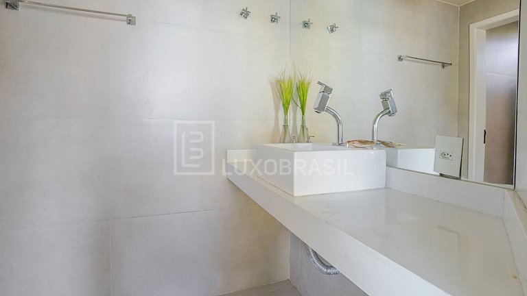 LB - AR38 Oceanfront Mansion in Vila Velha | Vacation Rental