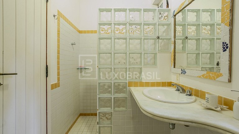 LB - AR38 Oceanfront Mansion in Vila Velha | Vacation Rental