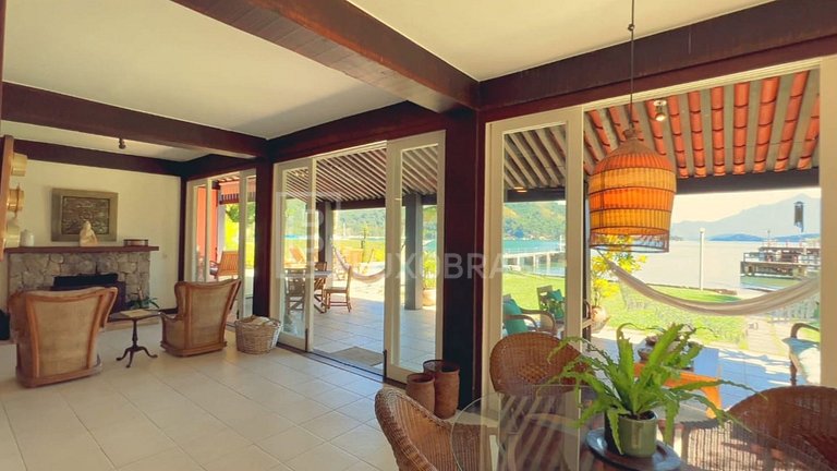 LB - AR809 Casa Frente al Mar con 5 Suites en Venta – Angra