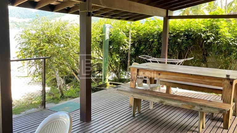 Casa Beira-Mar à Venda em Mangaratiba com Deck Privativo
