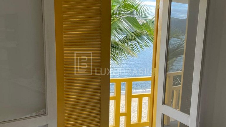 MAN801 – Casa de 4 Dormitorios Frente al Mar en Venta – Mang