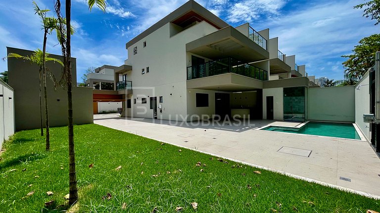 Casa 4 Suítes para Aluguel Fixo na Barra da Tijuca