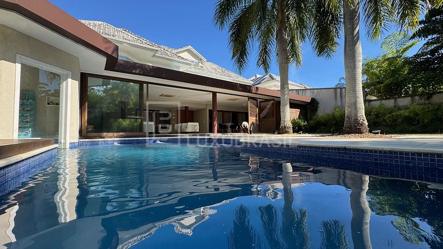 Fachada com piscina ao entardecer