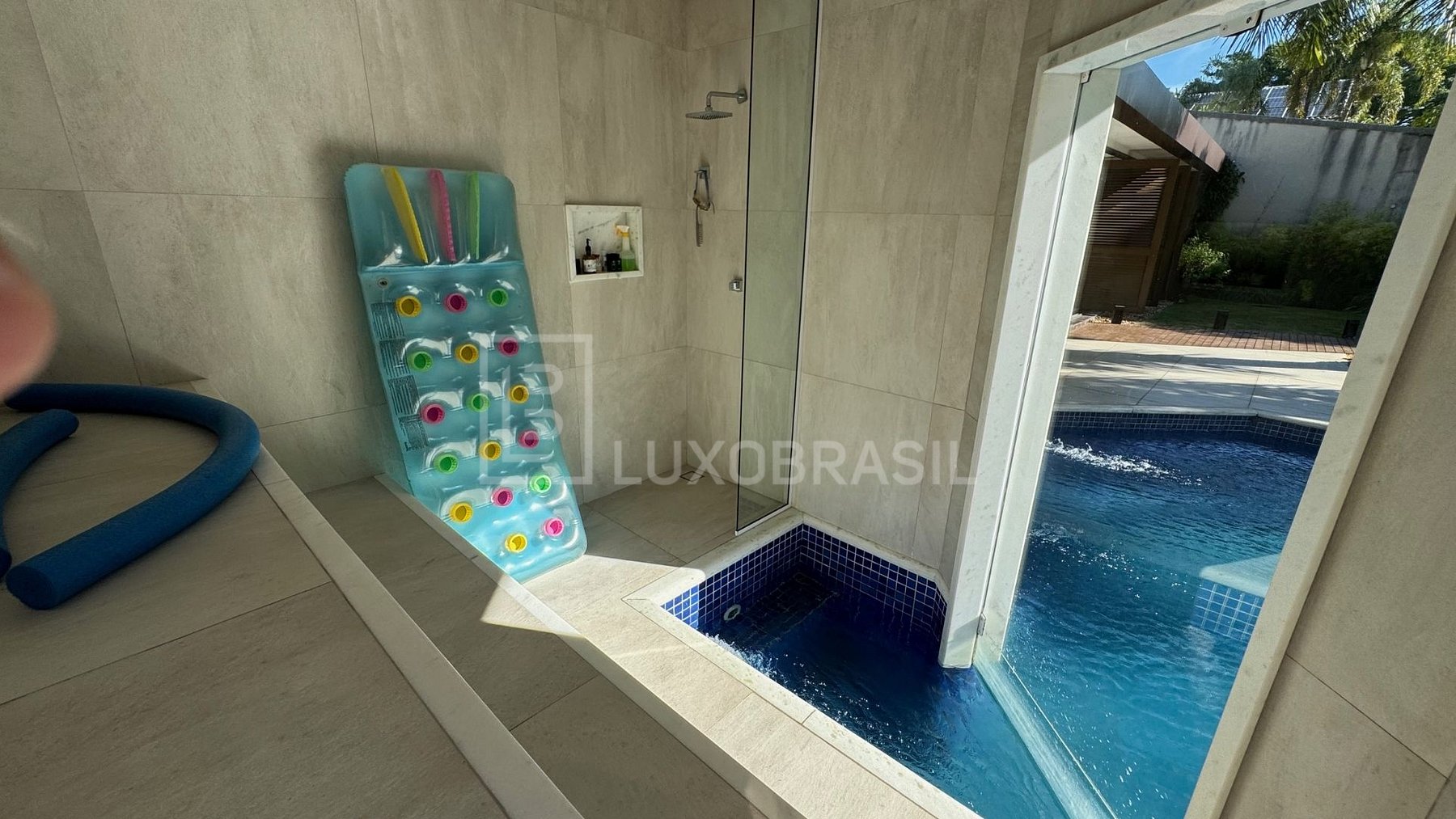 Hidromassagem interna com vista para a piscina