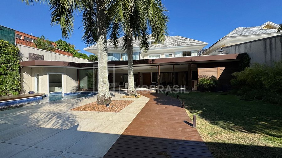 Fachada com jardim e piscina