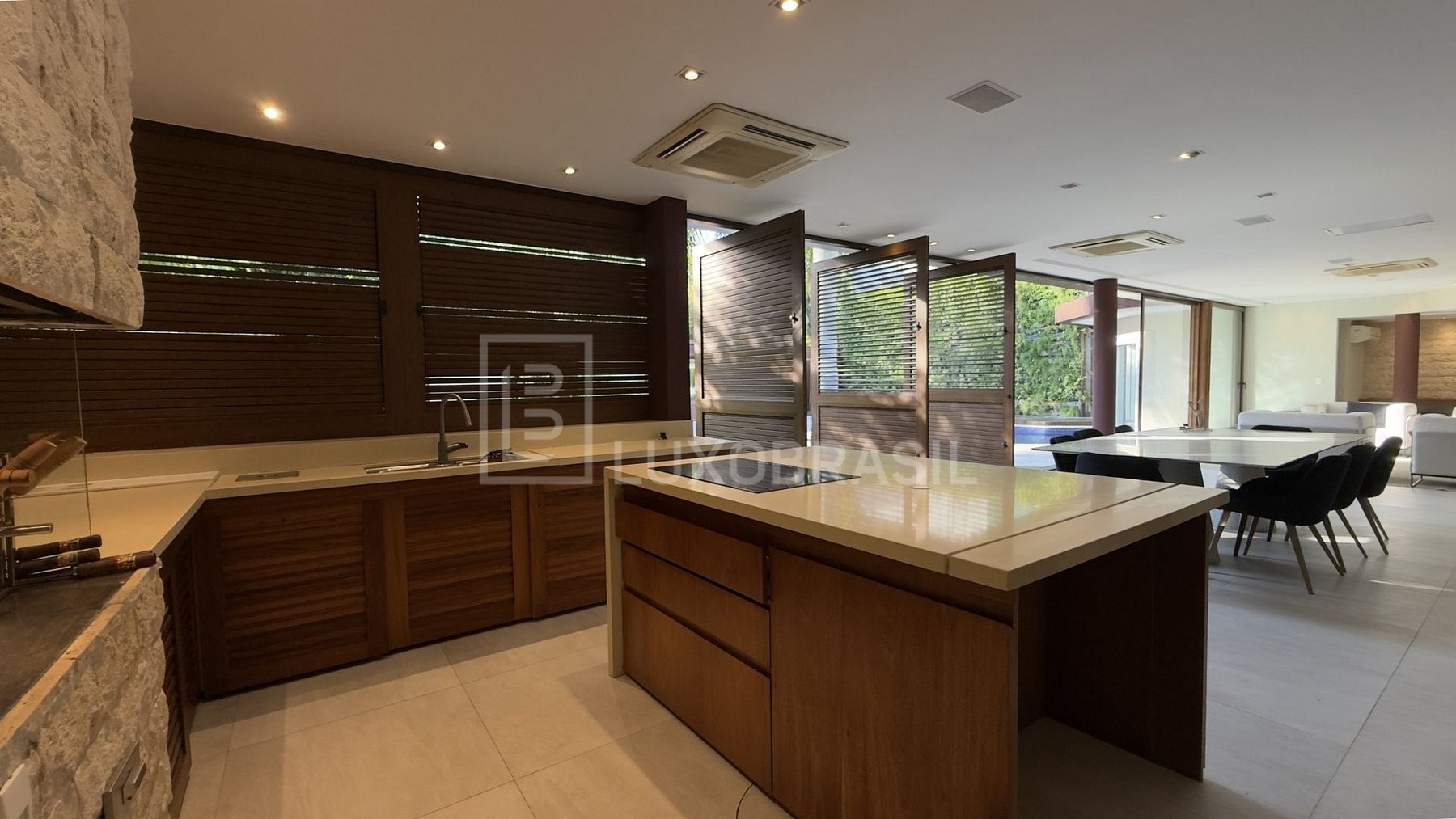 Cozinha gourmet em ângulo amplo com vista para o jardim