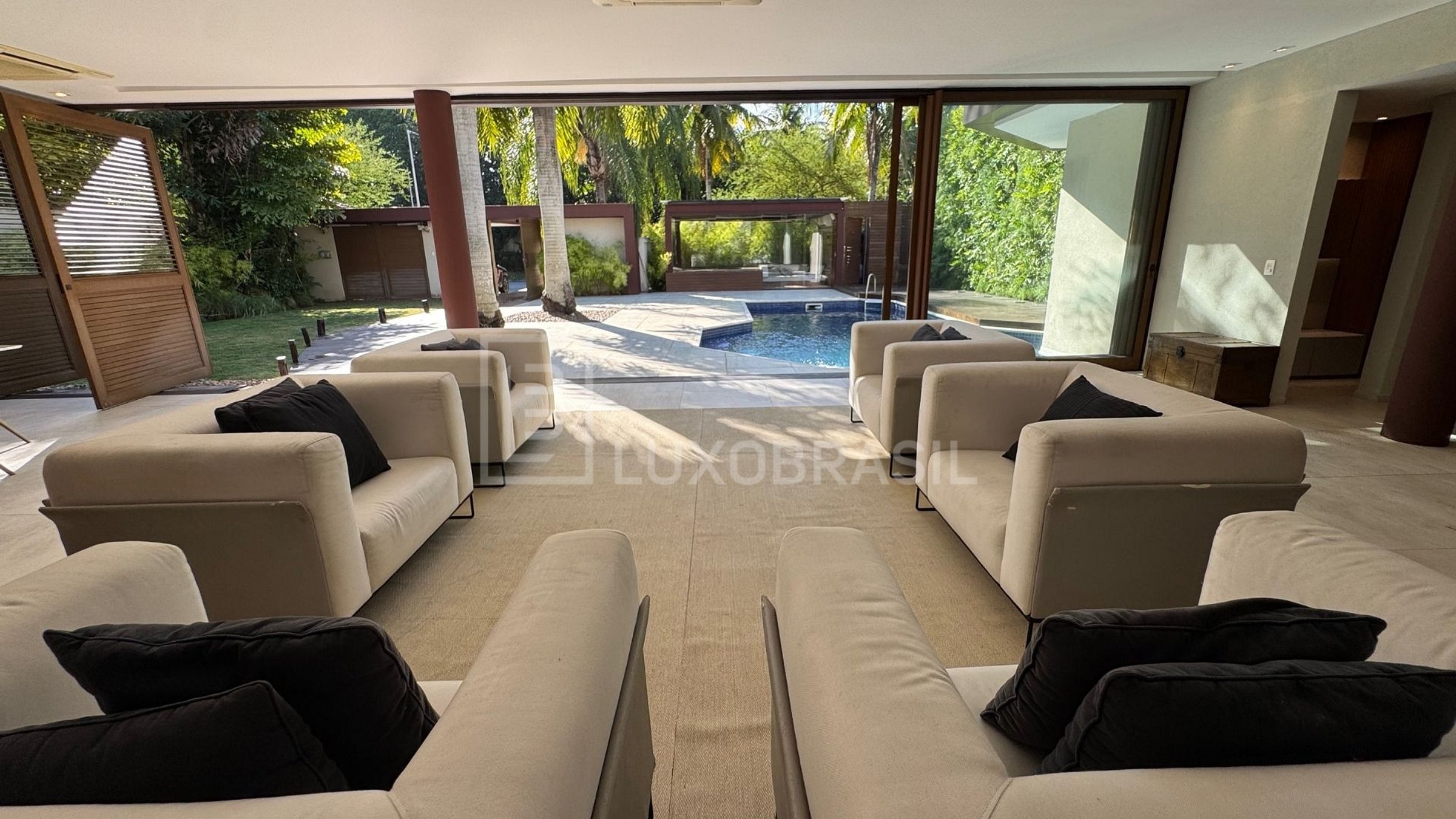 O Térreo Social — sala de estar integrada ao jardim