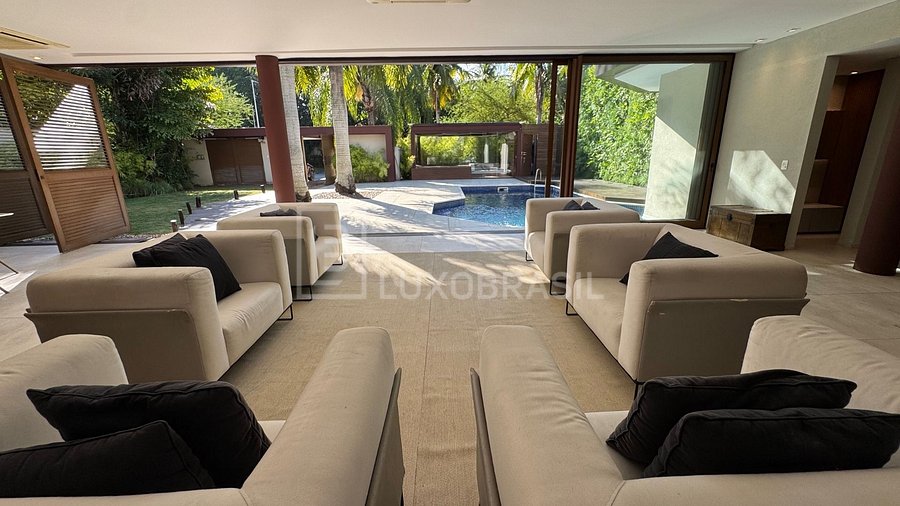 Sala social com integração ao jardim