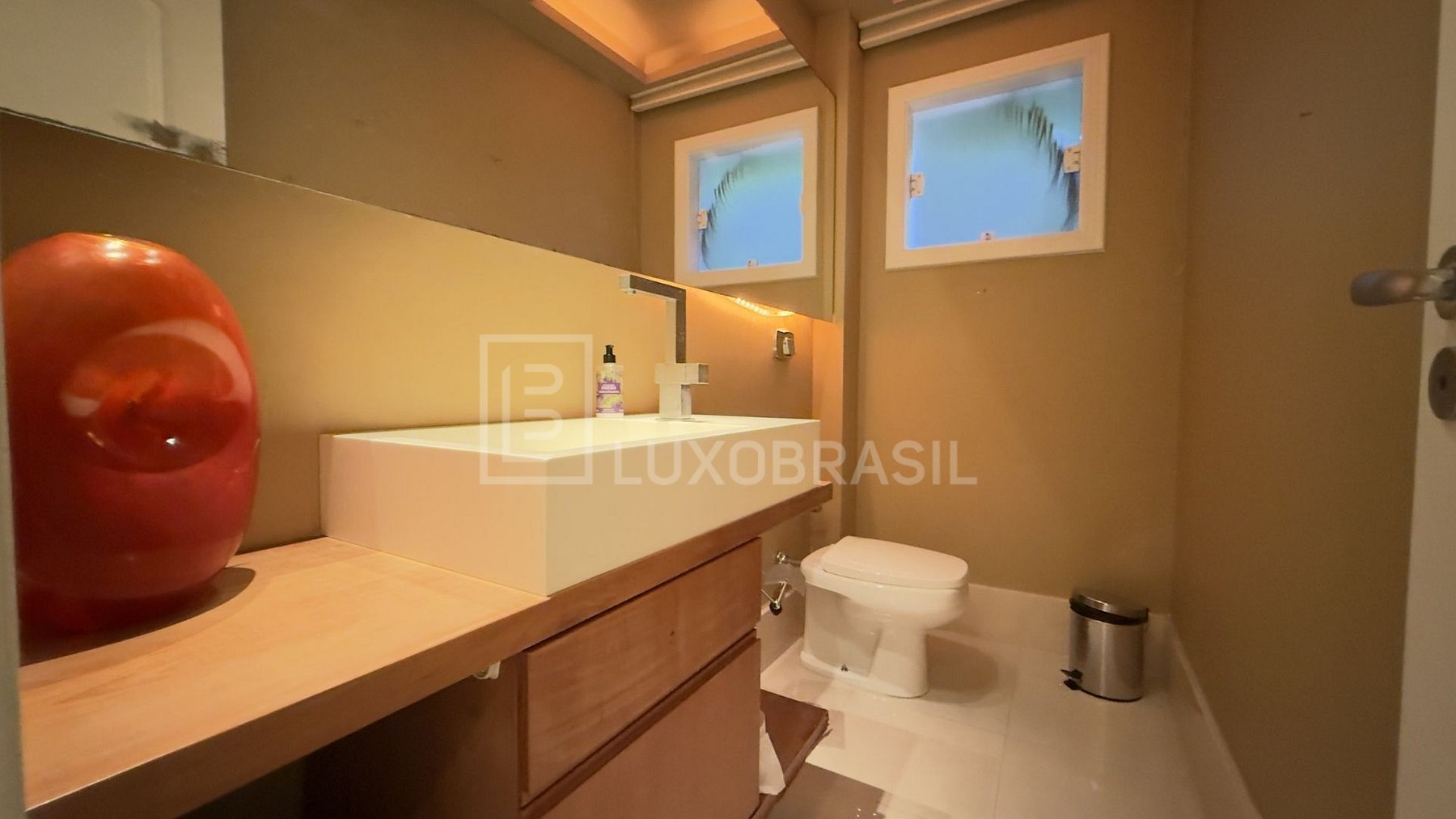 Lavabo com cuba escultural e espelho de parede