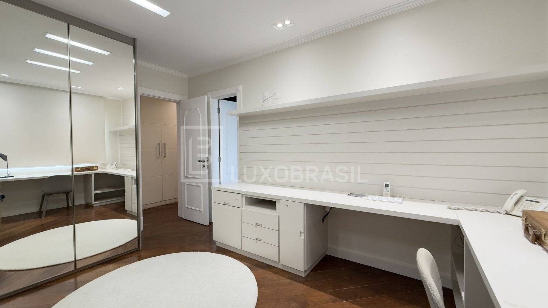 Closet com penteadeira e armários espelhados