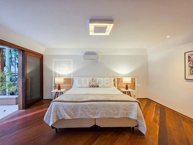 LB - MAN04 Mansion with 8 Suites for Sale, 1,700 m² – Mangar