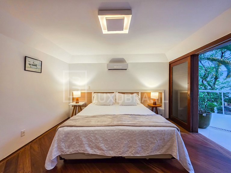 LB - MAN04 Mansion with 8 Suites for Sale, 1,700 m² – Mangar