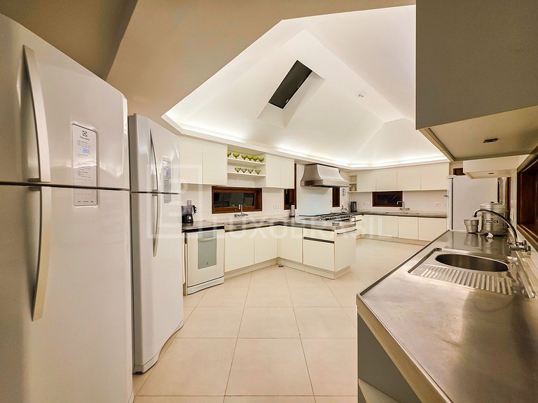 LB - MAN04 Mansion with 8 Suites for Sale, 1,700 m² – Mangar