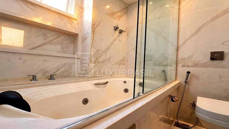 LB - RJ1020 4-Bedroom Apartment for Sale in Copacabana