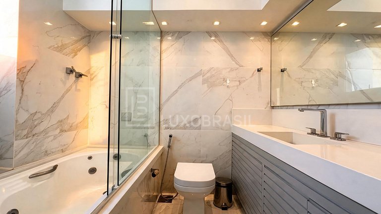 LB - RJ1020 4-Bedroom Apartment for Sale in Copacabana