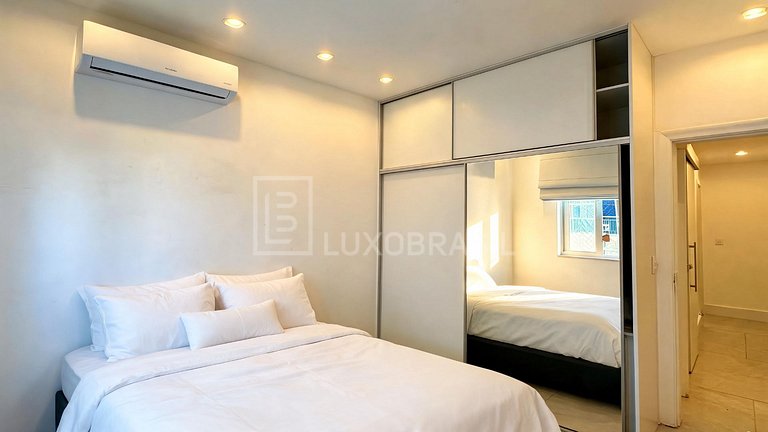 LB - RJ1020 4-Bedroom Apartment for Sale in Copacabana