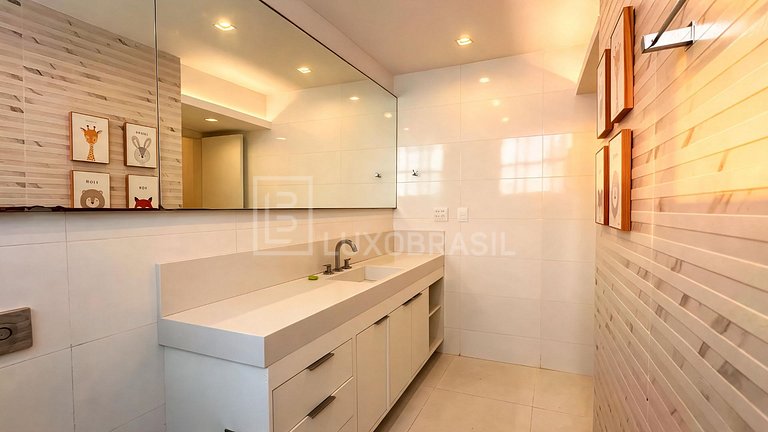 LB - RJ1020 4-Bedroom Apartment for Sale in Copacabana