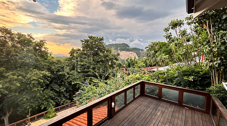 LB - RJ1022 5-Bedroom Triplex House for Sale in Itanhangá