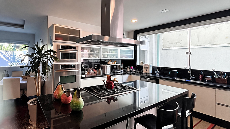 LB - RJ1031 | Santa Monica House with 6 Suites