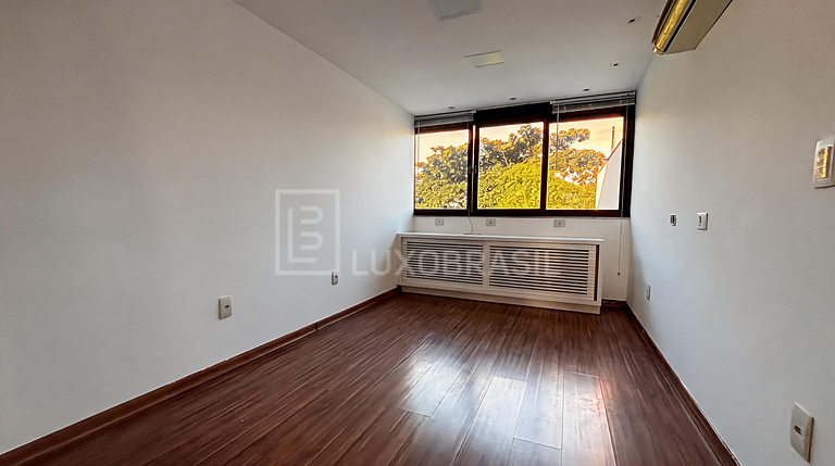LB - RJ995 Penthouse with 6 Bedrooms, 451 m² – For Sale at R