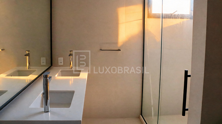 Cobertura Duplex à Venda no Posto 2 com Vista Mar