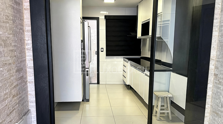 Casa Triplex à Venda com Piscina Aquecida e Energia Solar