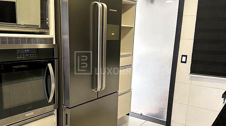 Casa Triplex à Venda com Piscina Aquecida e Energia Solar
