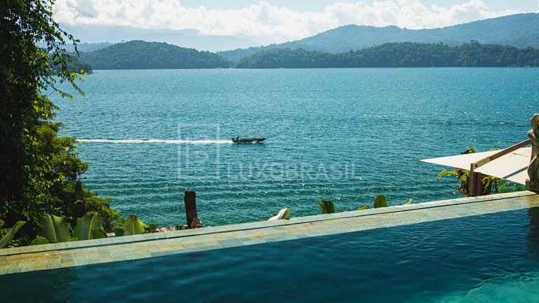 LB - PAR01 | Casa Frente al Mar con 5 Suites en Venta en Par