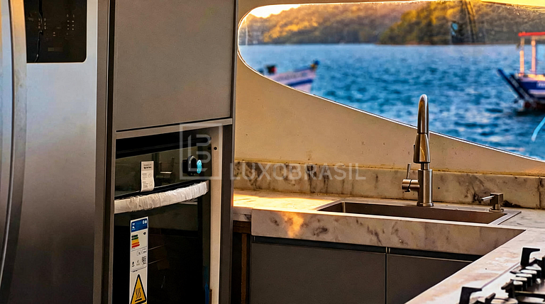 LB - AR42 Casamarã Angra dos Reis Day Use and Overnight Stay