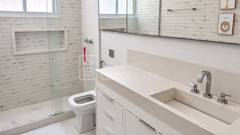 RJ148 - Copacabana Oceanfront Apartment for Sale R$ 3.650.00