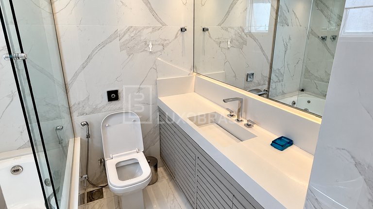 RJ148 - Copacabana Oceanfront Apartment for Sale R$ 3.650.00