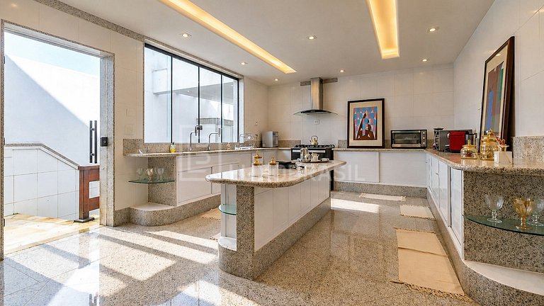 LB - RJ80 Casa de 05 habitaciones, 2.200 m² alquiler de larg