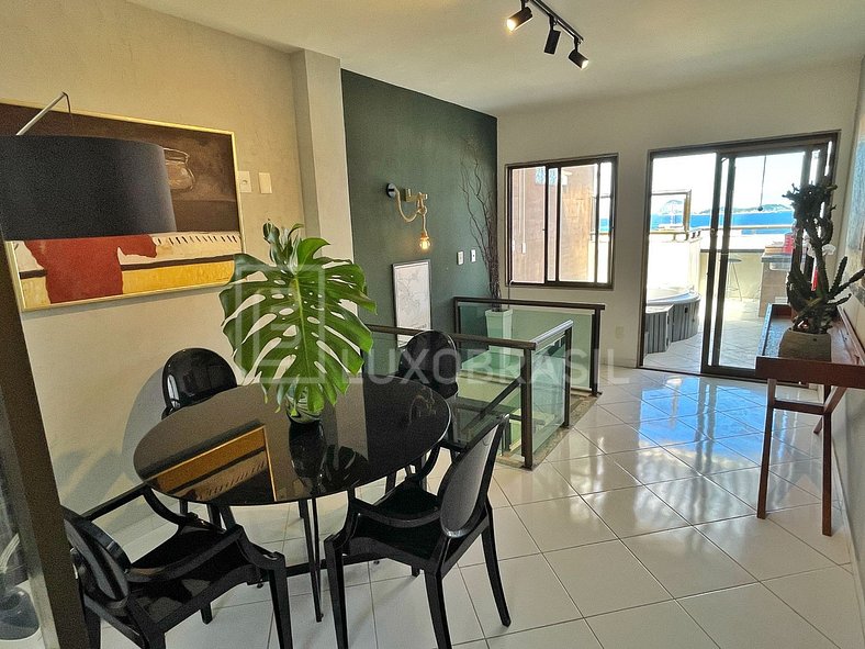 Apartamento duplex localizado em Ipanema na quadra na praia.